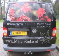 Busje met bedrijfslogo.