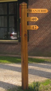 Bordjes die bezoekers de weg wijzen.