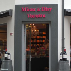 Van de muur afstaande gevelletters.