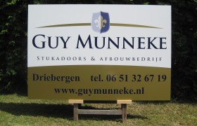 Bord met reclame op de bouwplaats.