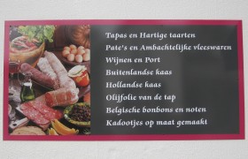 Full color reclamebord met foto en tekst.